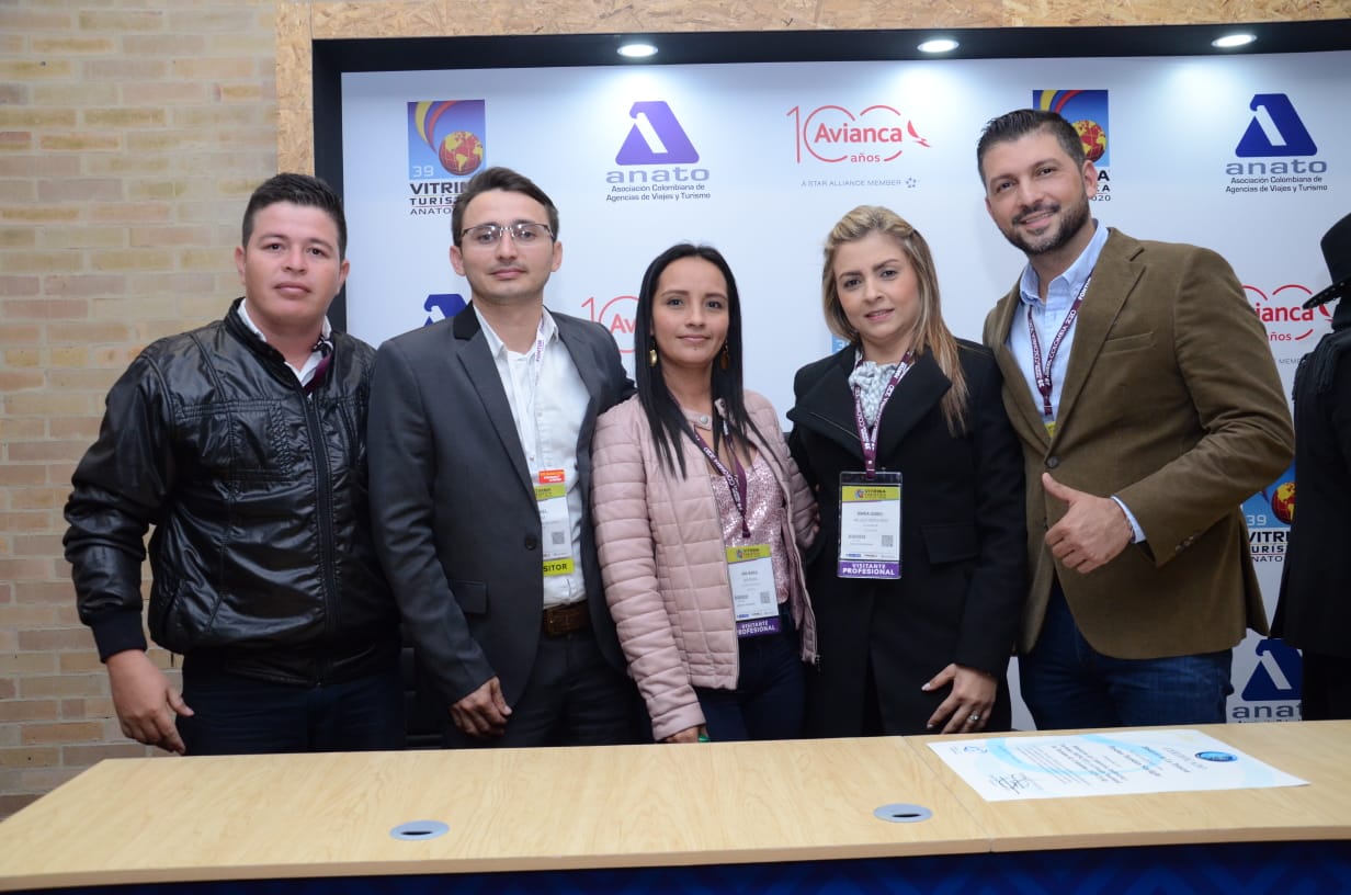 Cristiano Gutiérrez, Daniel San, Secretario de Cultura y Turismo del Huila, Ana María Vanegas, Isabel Vallejo y Andrés Charry, alcalde de Villavieja.